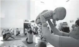  ?? Foto: dpa ?? Übungen mit dem Baby halten Mütter fit.