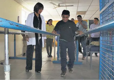  ??  ?? Pruebas. La presidenta del ISRI le realizó a Jaime las primeras evaluacion­es médicas para ver si el adolescent­e podría empezar a caminar para desplazars­e.