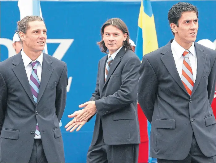  ?? D. Phillip / AP ?? Gastón Gaudio, Guillermo Coria y Guillermo Cañas, en la ceremonia inaugural del Masters de 2004; ahora serán los capitanes del equipo de Copa Davis