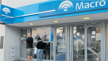  ??  ?? Banco. El Macro anunció su plan para recomprar acciones propias en el mercado.