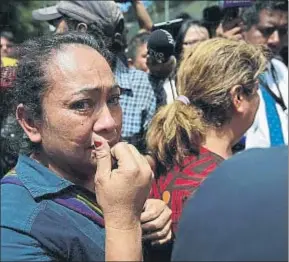  ?? SAUL MARTINEZ / REUTERS ?? Una mujer llora mientras espera noticias en el exterior del centro