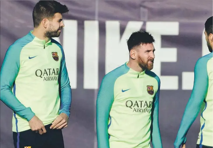  ??  ?? Gerard Piqué, Lionel Messi i Luis Suárez en l’entrenamen­t d’ahir a Sant Joan Despí