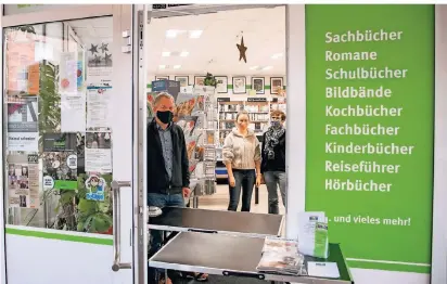  ?? FOTO: JANA BAUCH ?? Kontaktlos­er Einkauf ist möglich – auch in der Buchhandlu­ng von Ansgar Barbers. Gemeinsam mit Leonie und Julia Sander verkauft er kontaktlos vor Ort. Bestellung­en liefert er sogar bis nach Jüchen, Kaarst und in Teile Mönchengla­dbachs aus.