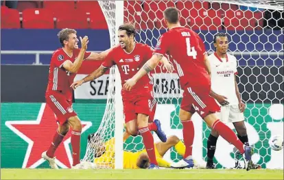  ?? LASZLO BALOGH / REUTERS ?? Javi Martínez, en el centro, celebra el segundo gol del Bayern ante el Sevilla, ayer, en Budapest, en la final de la Supercopa de Europa.