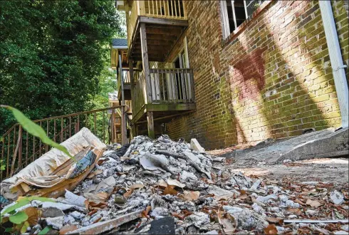  ?? HYOSUB SHIN/HYOSUB.SHIN@AJC.COM ?? PAVILION PLACE OWNER FACES CRIMINAL COMPLAINTS
A pile of debris sits behind a building at Pavilion Place. Its owner currently faces more than 100 open counts for code enforcemen­t violations in Atlanta Municipal Court, but he has failed to show up for hearings.