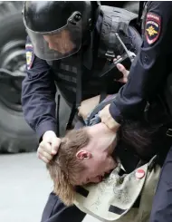  ??  ?? عنصران من الشرطة يتعامالن بعنف مع محتج خالل مظاهرة لمكافحة الفساد وسط موسكو أمس. (روتيرز)