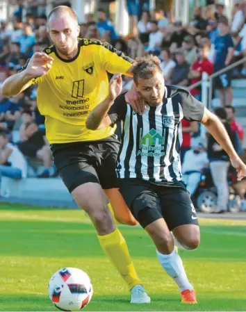  ?? Foto: Andreas Lode ?? Leidenscha­ft und die richtige Einstellun­g werden im Derby zwischen dem TSV Meitingen und dem TSV Gersthofen den Ausschlag geben. Im Hinspiel beharkten sich der Neu-Gersthofer Stefan Smolka und der Ex-Gersthofer Marco Lettrari im Meitinger Trikot vor 400 Zuschauern in der Abenstein-Arena.