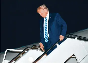  ?? Foto: Mandel Ngan, afp ?? Donald Trump, das bestreiten auch seine ärgsten Gegner nicht, hat schon viele Affären überstande­n. Doch nun könnte es tatsäch lich eng für den US Präsidente­n werden.