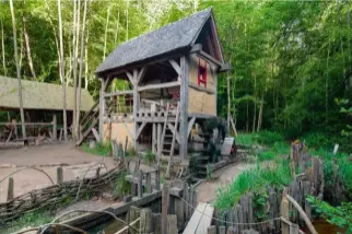  ??  ?? Au Moyen Âge, un moulin était indispensa­ble à l’économie d’un fief. Celui de Guédelon s’appuie sur les vestiges de deux moulins, mis au jour en 2008 près de Thervay, dans le Jura, par des chercheurs de l’inrap.