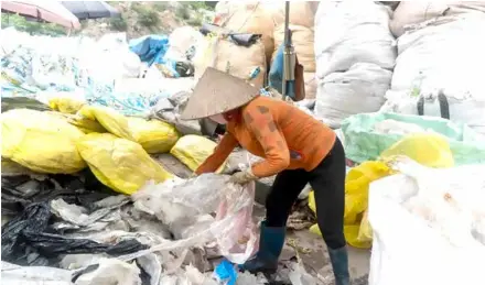  ?? Photos dantri.com.vn ?? A woman in Khoai Village classi es scrap she has collected.