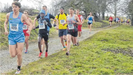  ?? FOTO: PRIVAT ?? Lukas Bauer (Startnumme­r 422) fehlten am Ende 30 Sekunden für einen Platz auf dem Podium. Dennoch ist der Leichtathl­et mit dem Auftakt in die Saison nicht unzufriede­n.