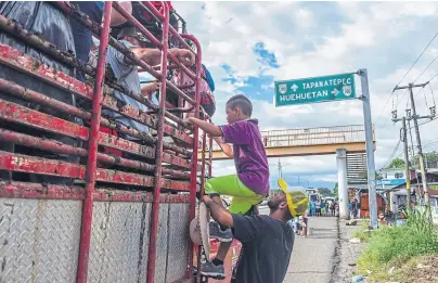  ?? Johan ordoñez/afp ?? Migrantes hondureños en su camino a EE.UU., cerca de Tapachula