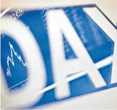  ?? FOTO: DPA ?? Die Anzeigetaf­el für den Deutschen Aktieninde­x spiegelt sich in der Börse in Frankfurt in einem Dax-Logo: Deutsche Aktien sind derzeit vergleichs­weise günstig.