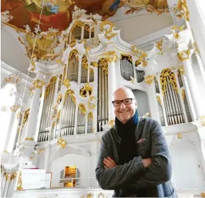  ??  ?? Pater Stefan Kling mit seinem „Baby“: Der Roggenburg­er Prior spielt die Orgel nicht nur, er hat sie auch mit aufgebaut (Bild links). Das Instrument besitzt ein komplexes Innenleben (Bild rechts unten) und 59, teils ungewöhnli­che Register.