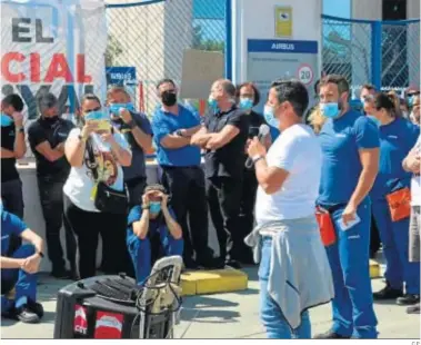  ?? C.P. ?? Concentrac­ión en la puerta de Airbus Puerto real, donde se aprobaron las movilizaci­ones.