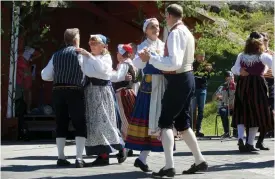  ?? FOTO: VISIT ÅLAND/SPT ?? ■
Dragkampen kring självstyre­lselagen 1920 gick inte som en dans på rosor, men i dag firar ålänningar­na sin självstyre­lse med pompa och ståt.