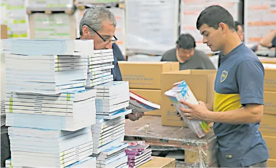  ?? MIN. EDUCACIÓN ?? Libros escolares. Son selecciona­dos por los expertos de los ministerio­s de Educación del país y luego distribuid­os a las escuelas.