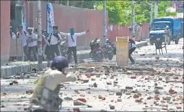  ?? WASEEM ANDRABI/HT FILE ?? ■ Students pelt stones during clashes with police personnel in Srinagar on May 14.