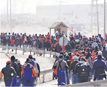  ?? FOTO: ATON ?? ►► 43 días duró la huelga de trabajador­es de Escondida de este año.