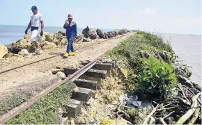  ?? ARCHIVO ?? En este tramo del tajamar se observa desprendim­iento del enrocado.