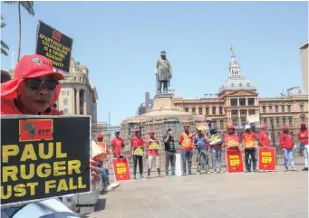  ?? |
JACQUES NAUDE
African News ?? EFF members converged on Church Square in Pretoria calling for removal of the statue of Paul Kruger. Agency (ANA)