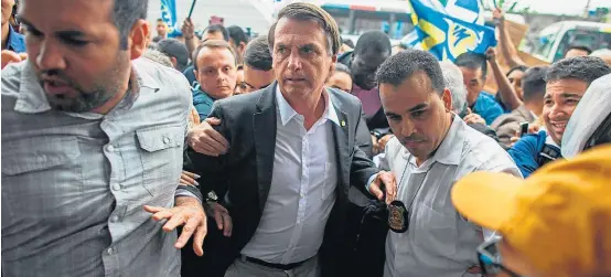  ?? MAURO PIMENTEL /AFP ?? Rio. Deputado Jair Bolsonaro, em visita ao Mercadão de Madureira; segundo o presidenci­ável do PSL, ministros do Supremo ‘têm que se dar ao respeito’