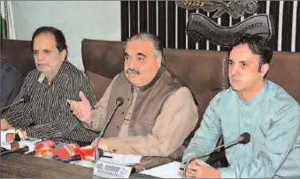  ?? -APP ?? President Chamber of Commerce and Industry Syed Zia Alamdar Hussain addressing a press conference at FCCI Complex.
