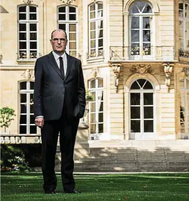  ?? Foto: AFP ?? Die „Tour de France“von Jean Castex: Seitdem er im Palais Matignon residiert, hat er bereits 14 Reisen in die Provinz unternomme­n. Der neue Premier gibt sich volksnah.