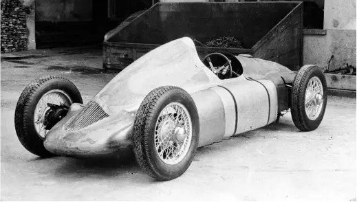  ??  ?? Above: The Cisitalia also featured a sequential synchromes­h gearbox which, along with the fourwheel drive option, made it a technologi­cal tour de
force in 1947