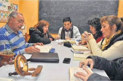  ??  ?? charlas bíblicas en San Roque.. “Siempre estuve ligado a la Iglesia”, sostiene. Marcos brinda