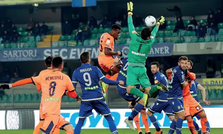  ??  ?? Mischia Un’uscita del portiere gialloblù Silvestri in uno dei tanti duelli aerei della partita al Bentegod tra Hellas e Pescara