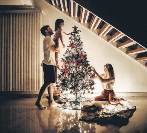  ?? Foto: Unsplash ?? Entre todos los integrante­s de la familia es como se goza mejor el poner de pie el tradiciona­l arbolito de navidad.