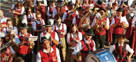  ?? Foto: Monika Leopold Miller ?? Die Musikverei­ne aus Balzhausen, Memmenhaus­en, Obergesser­tshausen und Mindelzell vereinigte­n sich beim Bezirksmus­ikertreffe­n in Ziemetshau­sen nach dem Sternmarsc­h zu einer beeindruck­enden, großen Kapelle, die die Serenade gemeinsam gestaltete.