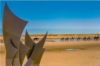  ?? ?? Les Braves, sur la plage Omaha, dite « la Sanglante », à Saintlaure­ntsur-mer. Conçue par la sculptrice française Anilore Banon, cette oeuvre titanesque en Inox rend hommage aux soldats alliés tombés pour la liberté à l’été 1944.
