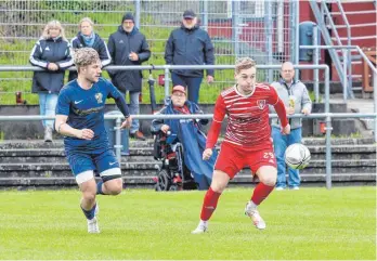  ?? FOTO: ALEXANDER HOTH ?? Die SG Baienfurt (li. Alexander Honold) verlor beim VFL Brochenzel­l (re. Maximilian Marschall) mit 0:3.