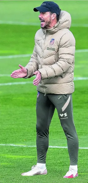  ?? EFE ?? Simeone dirige la última sesión de entrenamie­nto antes del partido ante el Athletic