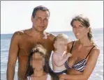  ??  ?? OTROS TIEMPOS. El fiscal junto a Arroyo Salgado y sus dos hijas, en uno de los veraneos de la familia.