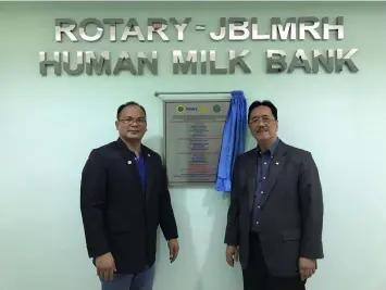  ??  ?? Rotary Club of Western Pampanga President Niki Masbang joins Regional Rotary Foundation Coordinato­r (Philippine­s and Indonesia) Jess Nicdao.