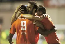  ??  ?? Los jugadores del Puerto Rico FC se abrazan en festejo por la anotación.
