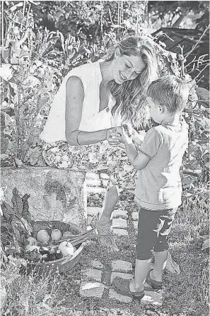  ?? GISELE BÜNDCHEN ?? Gisele Bündchen with her son, Benjamin Brady, in 2013.