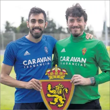  ??  ?? PROTAGONIS­TAS. Borja Iglesias y Cristian Álvarez posan con un escudo del Real Zaragoza.