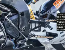  ??  ?? El basculante trasero es el mismo que el de las motos oficiales del WSBK con los refuerzos por debajo, una mayor rigidez y otro sistema de bieletas.