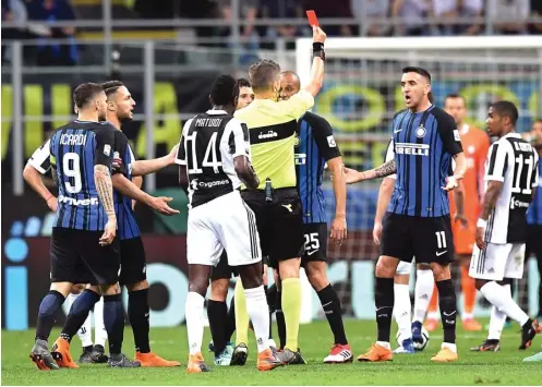  ?? ALBERTO LINGRIA/REUTERS ?? POLEMIK: Matias Vecino (kanan) dikartu merah oleh wasit Daniele Orsato pada menit ke-15 di Giuseppe Meazza kemarin dini hari WIB (29/4).