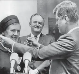  ?? UPI ?? SHE TOOK COURAGEOUS STAND Dr. Frances Kelsey receives the Distinguis­hed Federal Civilian Service Awardfrom President Kennedy in 1962 as Sen. Hubert H. Humphrey watches.