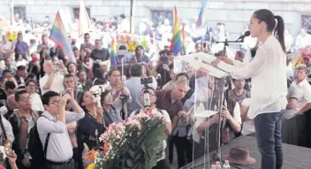  ??  ?? En la Plaza Tolsá, Claudia Sheinbaum firmó una lista de compromiso­s para atender con la población LGBTTTI en caso de ganar la elección, como fortalecer la procuració­n de justicia para combatir los crímenes por homofobia.