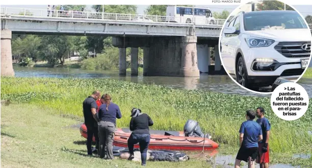  ?? FOTO: MARCO RUIZ ?? > Bomberos sacan el cadáver del agua para ser revisado por peritos.
> Las pantuflas del fallecido fueron puestas en el parabrisas