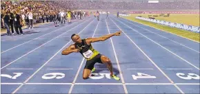  ?? [ AFP ] ?? Gewohnte Pose, allein auf weiter Bahn: Usain Bolt, der schnellste Mann der Welt.