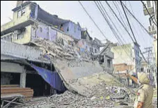  ?? SAMEER SEHGAL/HT ?? The building that collapsed in Cheel Mandi locality of Amritsar on Monday night. The incident has drawn focus on scores of unsafe buildings in the city.