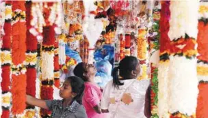  ?? BERNAMAPIX ?? ... Shoppers throng Lebuh Pasar, better known as ‘Little India’ in Penang, to buy clothes and religious items as the Festival of Lights draws close. Millions of Hindus in the country will be celebratin­g Deepavali on Oct 29.