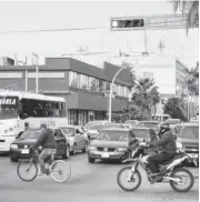  ??  ?? &gt; El tráfico se ha acelerado en los últimos días en la ciudad de Los Mochis.